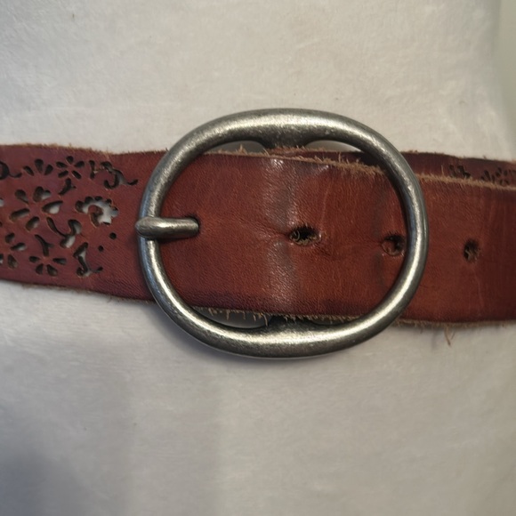 Vtg brown leather rugged stenciled cut out floral design belt with brass buckle - Picture 2 of 6